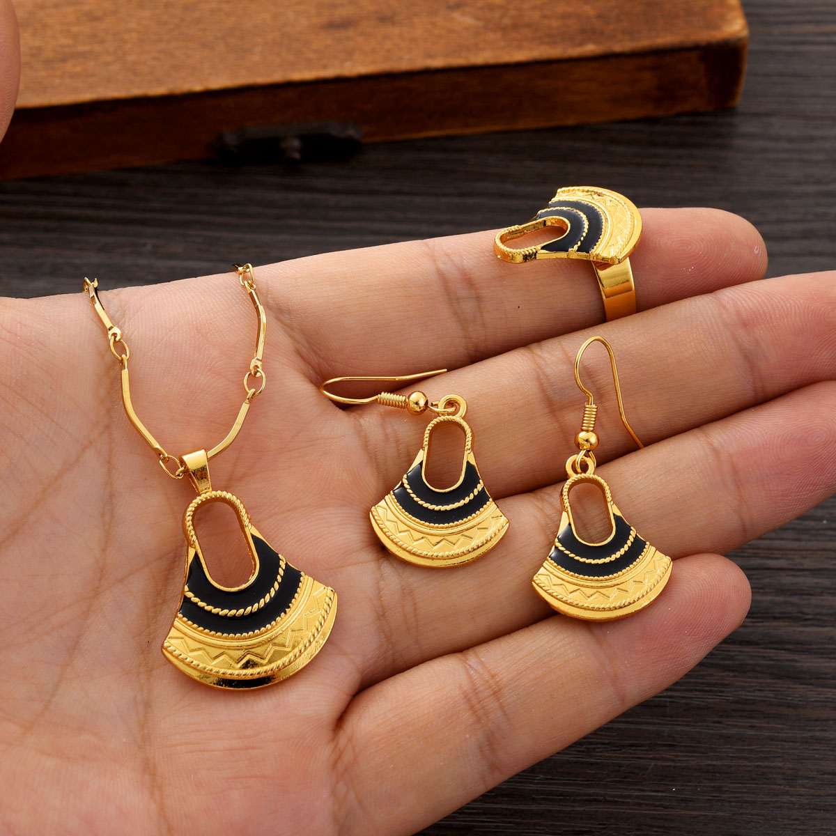 Men Accessories India - Moda PNG Altın Renk Takı Seti